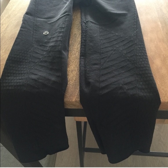 Lululemon Black Cropped Leggings w Cutouts sz 6 - Picture 4 of 6